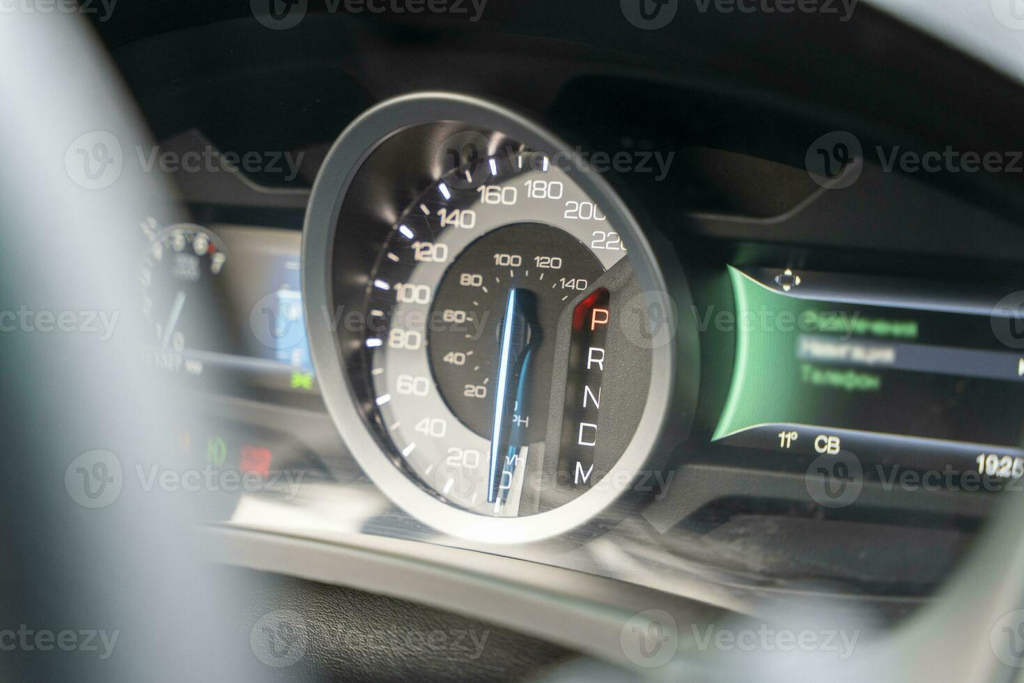 velocímetro de un moderno coche. moderno coche interior detalles foto