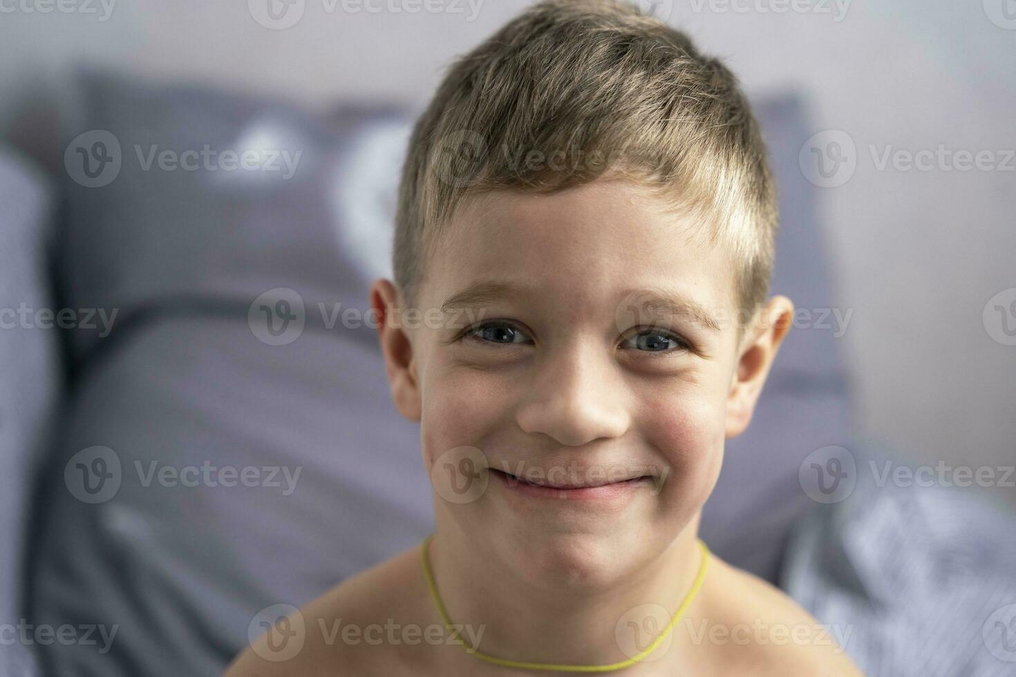 retrato de un sonriente linda caucásico chico 5 5 años antiguo quien tiene sólo despertado arriba foto