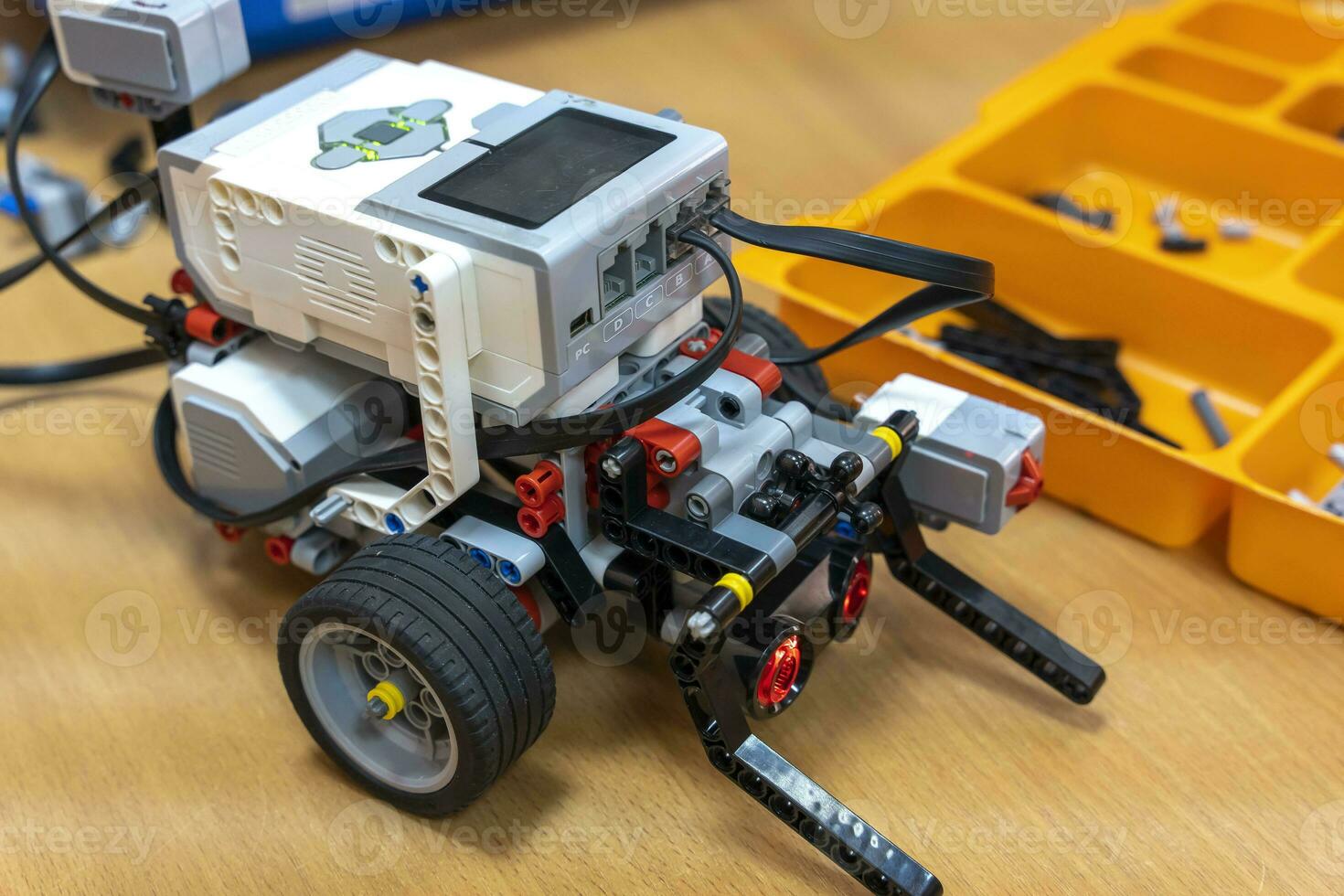 programable para niños robot ensamblado desde diseñador partes foto
