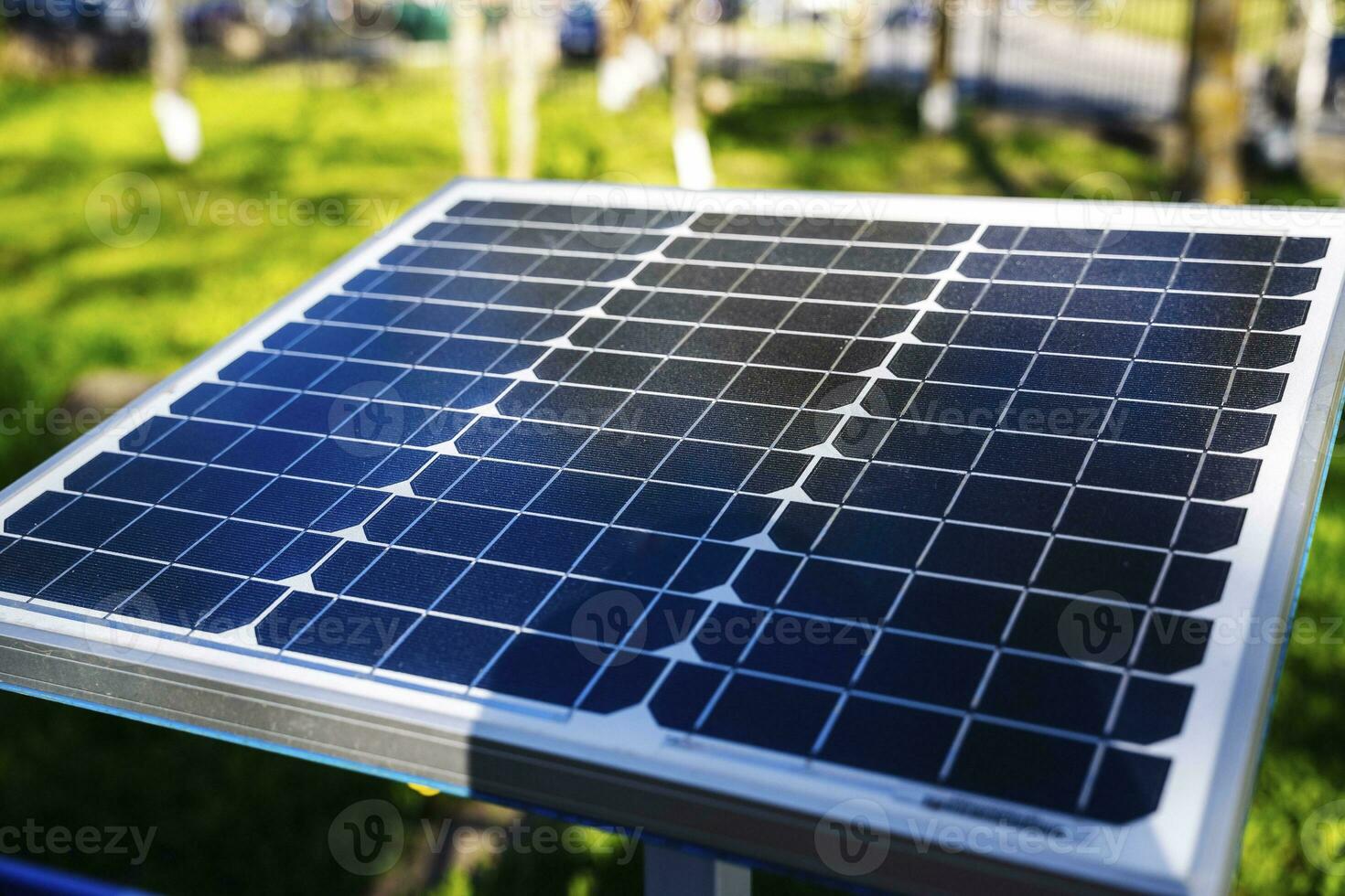 un pequeño solar panel instalado en el patio de el casa foto