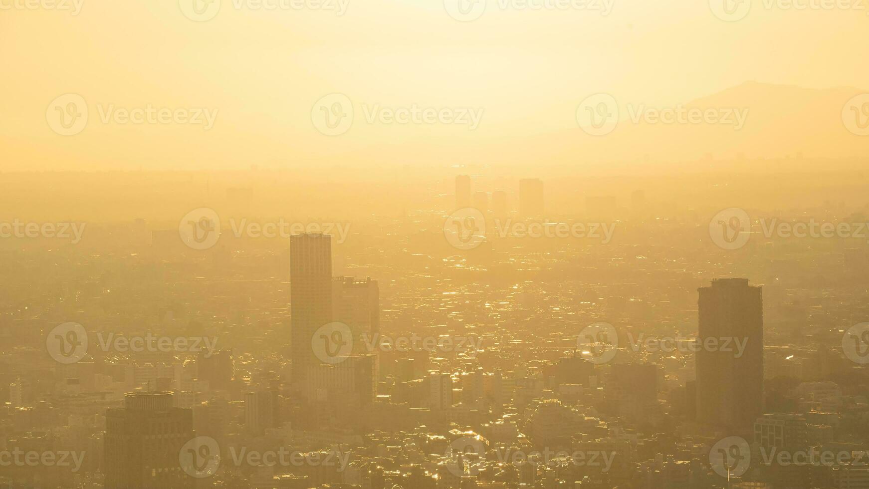 brumoso Mañana en el ciudad en Japón foto