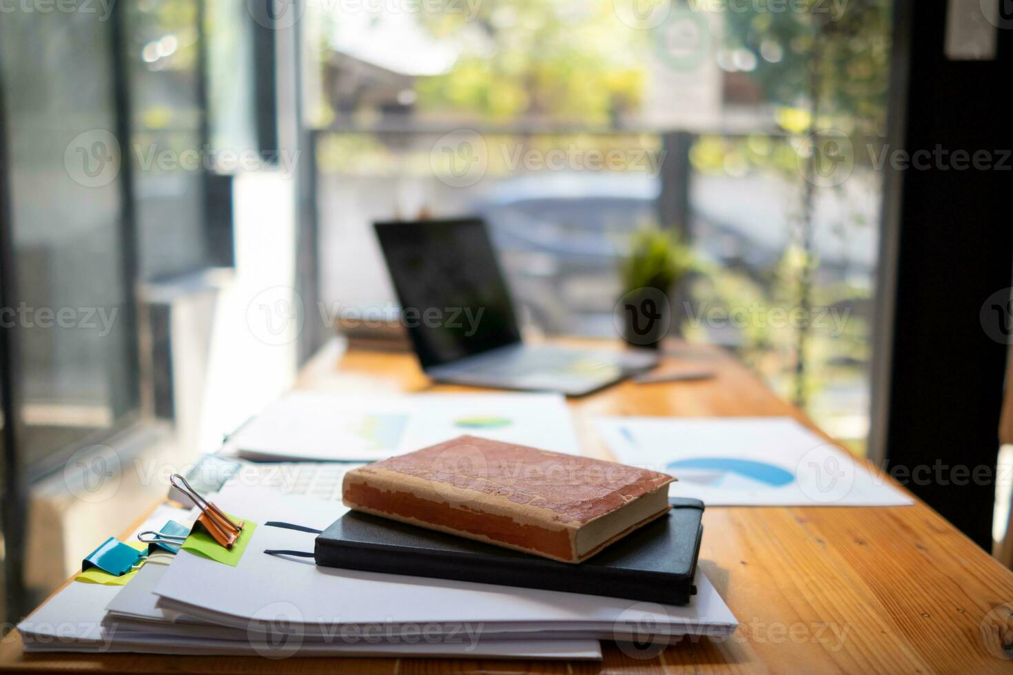 mujer de negocios manos trabajando en pilas de papel documentos a buscar y revisión documentos apilado en mesa antes de enviando ellos a tablero de directores a utilizar correcto documentos en reunión con empresario foto