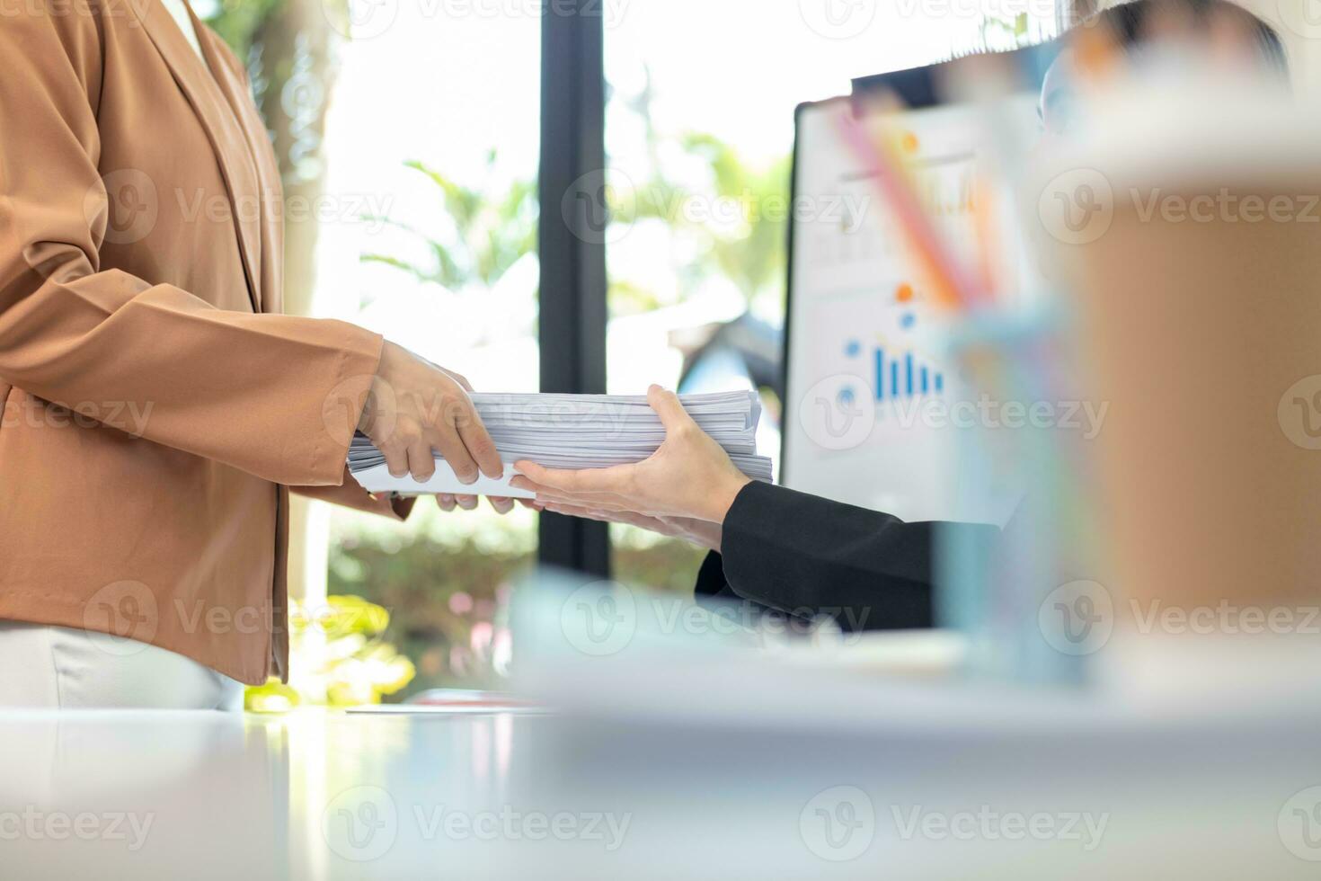 mujer de negocios manos trabajando en pilas de papel documentos a buscar y revisión documentos apilado en mesa antes de enviando ellos a tablero de directores a utilizar correcto documentos en reunión con empresario foto