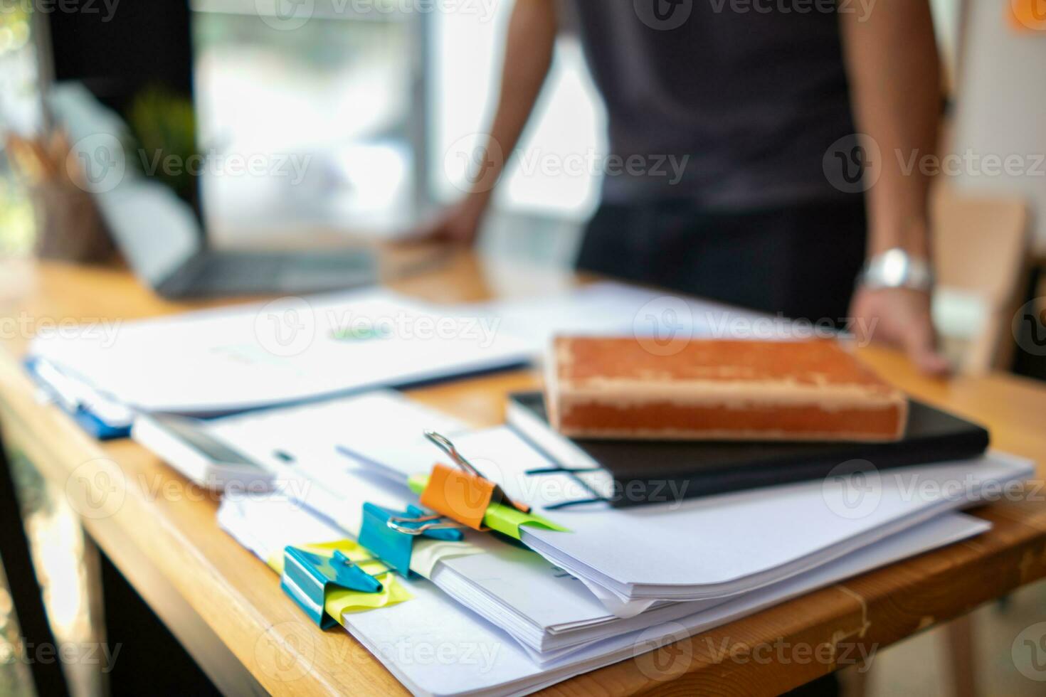 mujer de negocios manos trabajando en pilas de papel documentos a buscar y revisión documentos apilado en mesa antes de enviando ellos a tablero de directores a utilizar correcto documentos en reunión con empresario foto