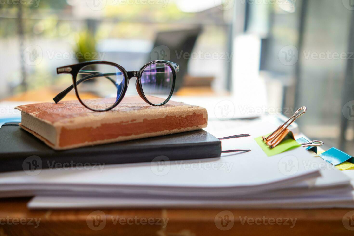 mujer de negocios manos trabajando en pilas de papel documentos a buscar y revisión documentos apilado en mesa antes de enviando ellos a tablero de directores a utilizar correcto documentos en reunión con empresario foto