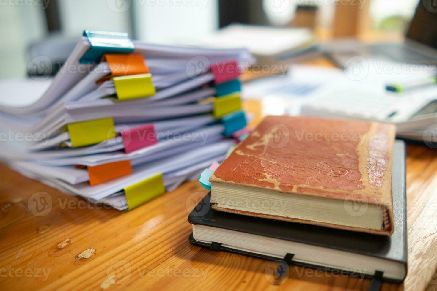 mujer de negocios manos trabajando en pilas de papel documentos a buscar y revisión documentos apilado en mesa antes de enviando ellos a tablero de directores a utilizar correcto documentos en reunión con empresario foto