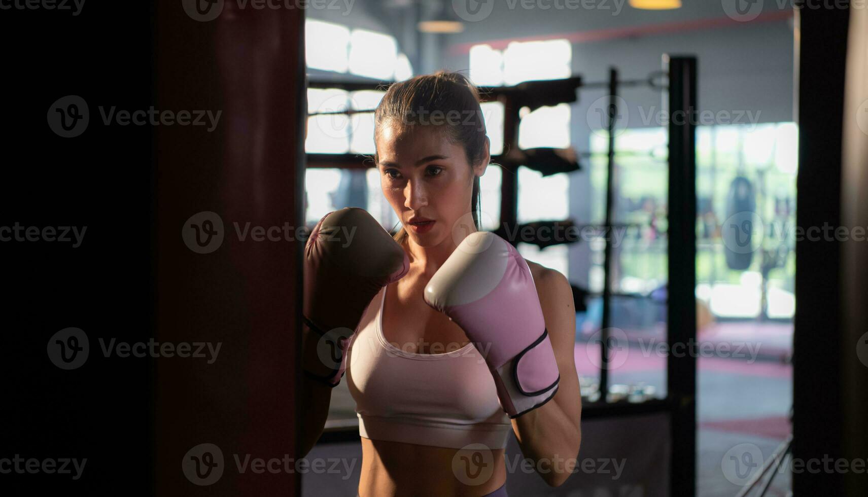 retrato de mujer aprendizaje muay tailandés a construir arriba el fuerza de el cuerpo y utilizar eso para autodefensa. foto