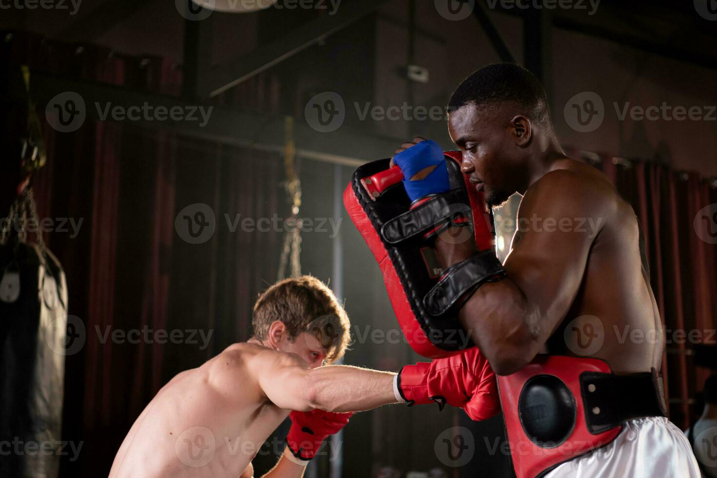 dos exterior boxeadores son practicando muay tailandés. a preparar para el real lucha en escenario, muay tailandés, tailandés marcial letras ese extranjeros son interesado foto