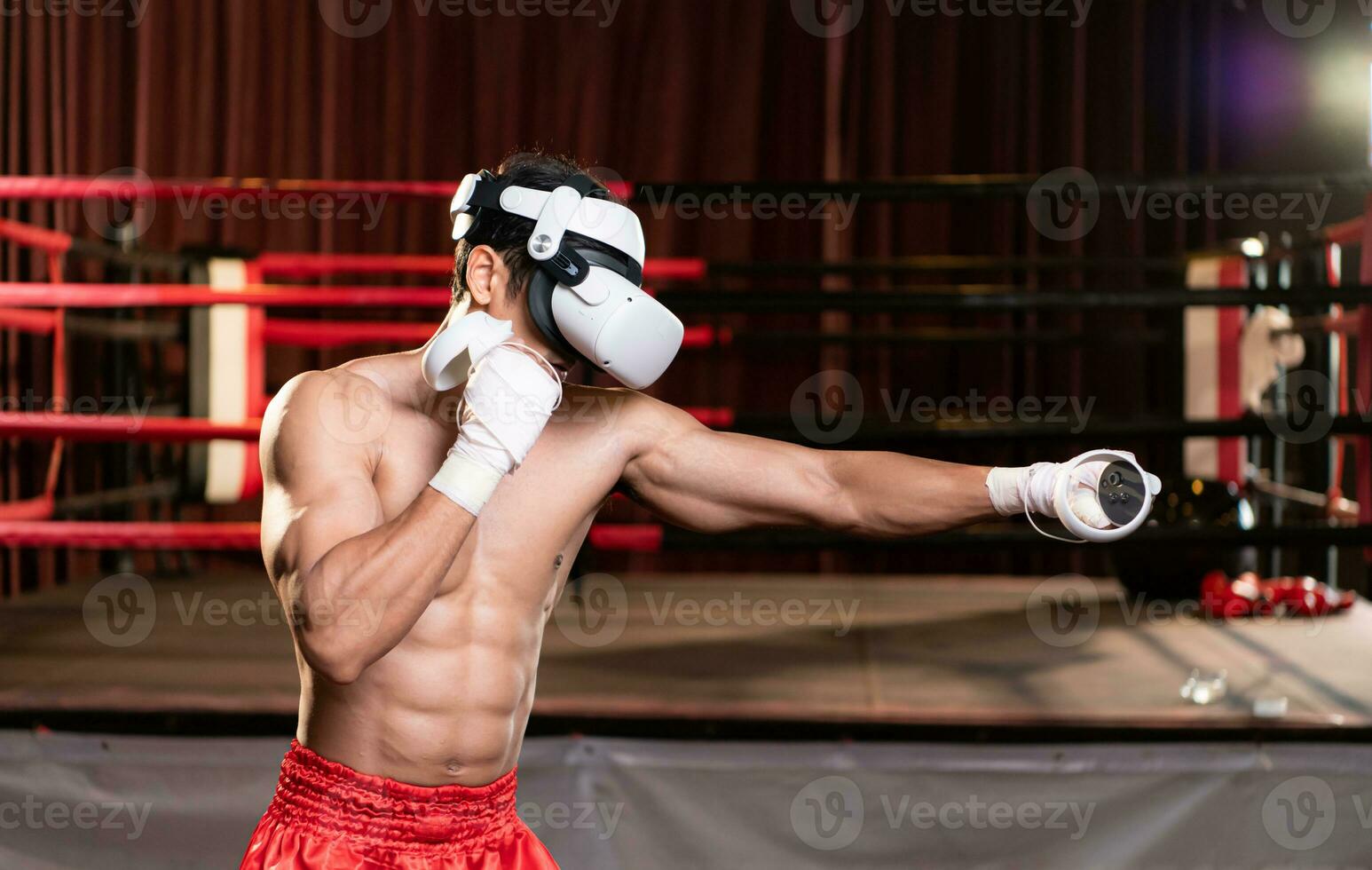 Technology that allows boxers to spar with their opponents alone. With the use of a VR machine, which can easily determine opponents or techniques. photo