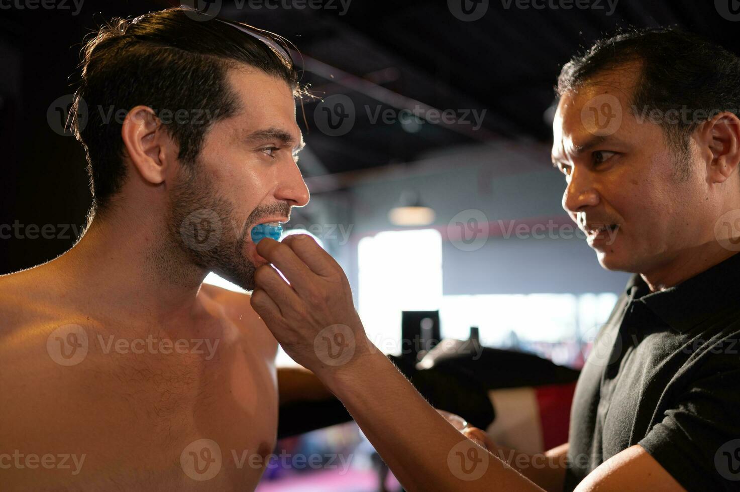 el Boxer debe vestir un diente collar antes de el lucha a evitar el riesgo de lesión desde dientes chocando cuando perforado en el barbilla o rostro, muay tailandés, tailandés marcial letras. foto