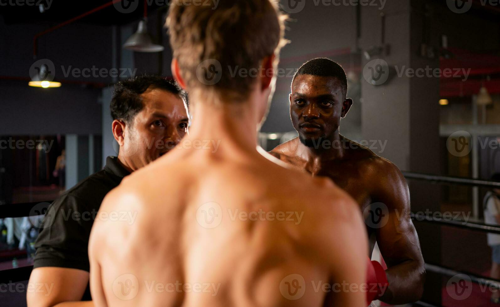 el boxeo árbitro es explicando el reglas antes de el dos boxeadores luchar, muay tailandés, tailandés marcial letras. foto