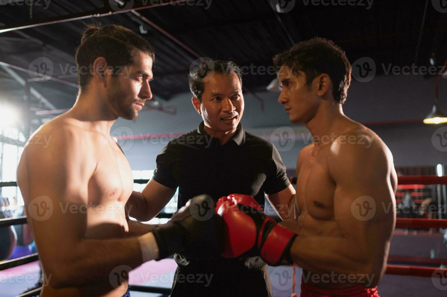 el boxeo árbitro es explicando el reglas antes de el dos boxeadores luchar, muay tailandés, tailandés marcial letras. foto