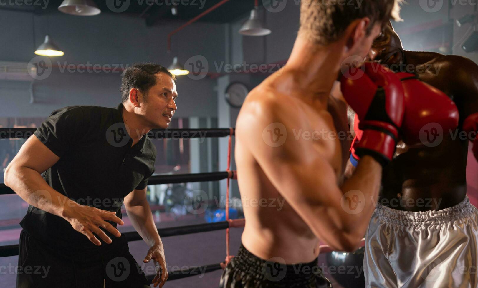 The boxing referee must watch the brewing of both boxers on the stage. Keep banning and checking the two boxers' fights to see if they are against the rules or not. This is to prevent the risk that ma photo
