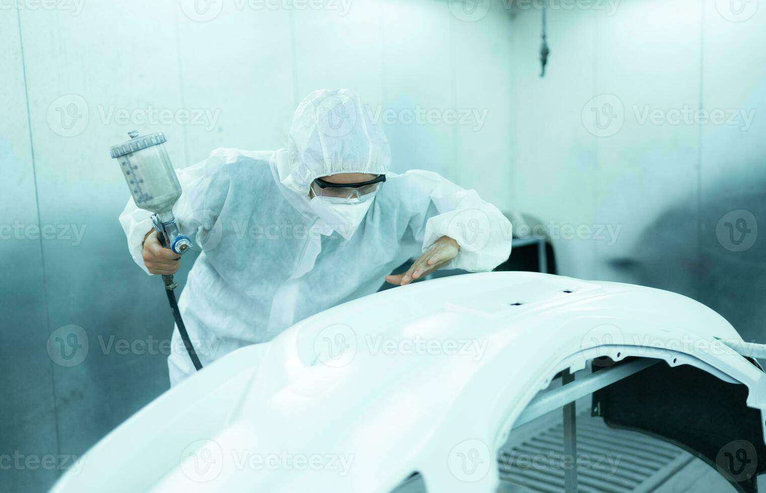 auto mecánico en coche rociar habitación inspeccionando el pintar rociado dentro el frente parachoque de el coche ese el pigmento es completo, hermoso, armonioso con el original color de el coche foto