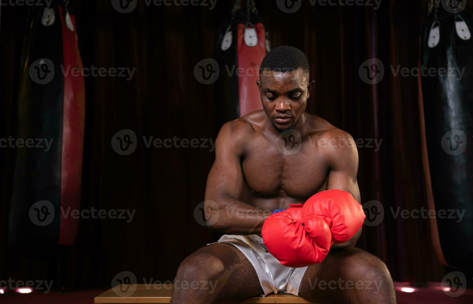 retrato de Boxer preparando a lucha en etapa a ganancia experiencia en el utilizar de muay tailandés marcial letras foto