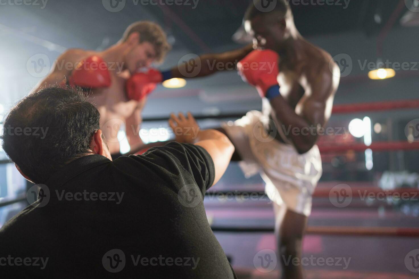 The boxing referee must watch the brewing of both boxers on the stage. Keep banning and checking the two boxers' fights to see if they are against the rules or not. This is to prevent the risk that ma photo