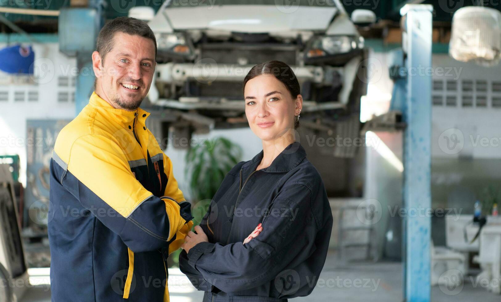 retrato de ingeniero y auto mecánico con trabajando en motor refacción en coche garajes foto