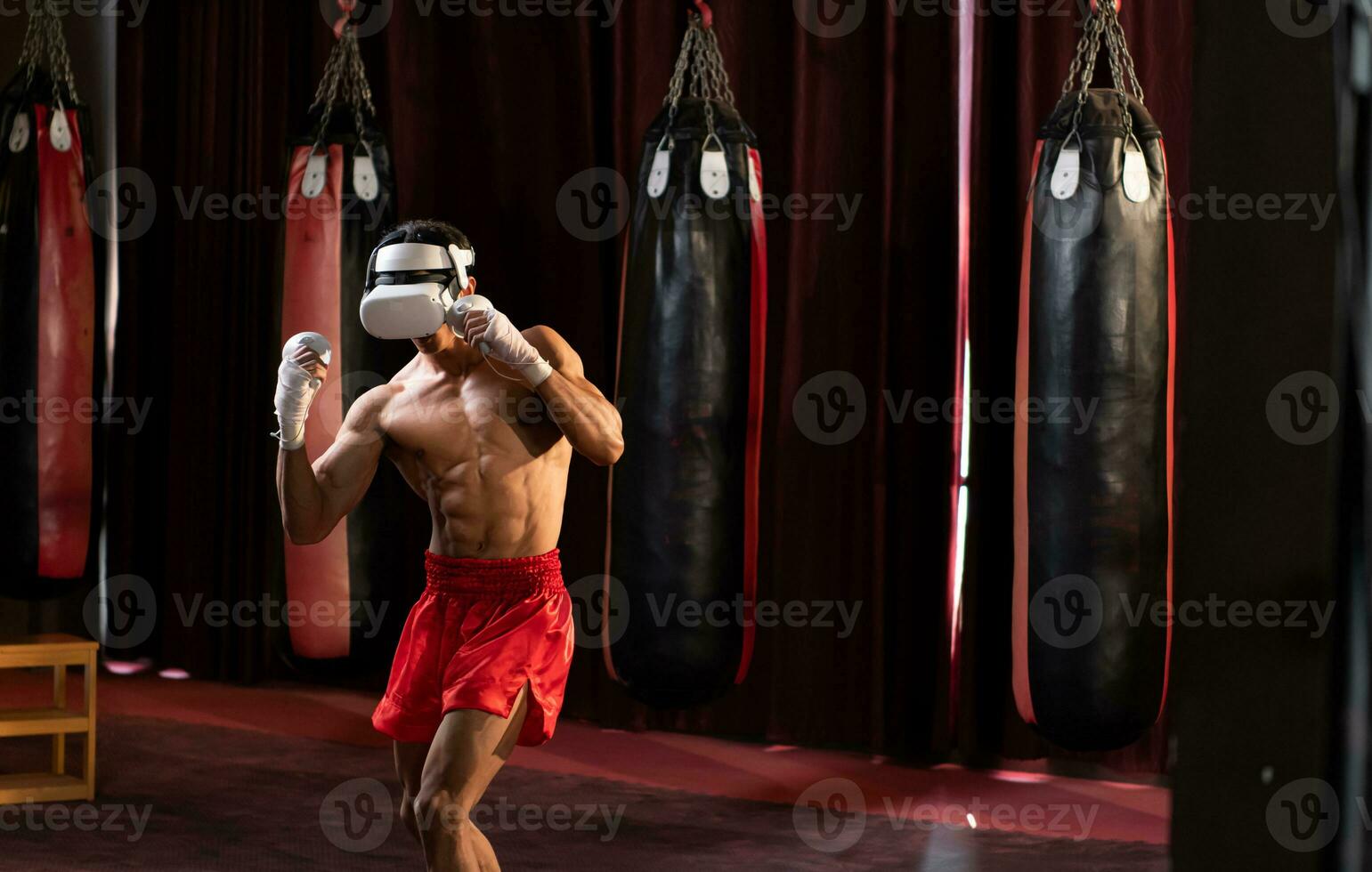 Technology that allows boxers to spar with their opponents alone. With the use of a VR machine, which can easily determine opponents or techniques. photo