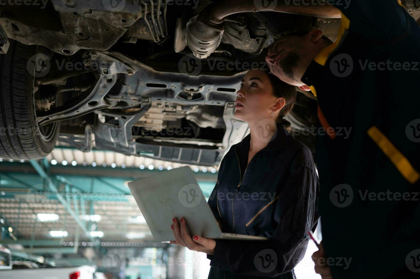 Engineers and auto repair technicians must use technology to detect faults in the operation of the engine of customer cars brought to repair in the garage. photo