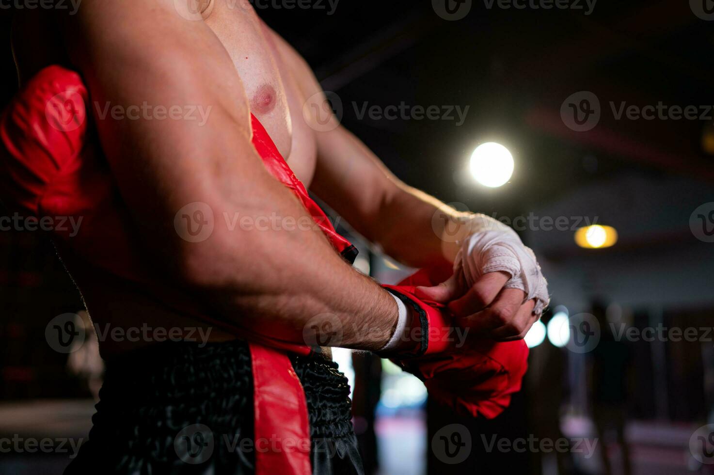 muay tailandés, tailandés marcial letras ese extranjeros son interesado en aprendizaje y practicando para autodefensa o como un profesional Boxer quien peleas en el escenario. foto