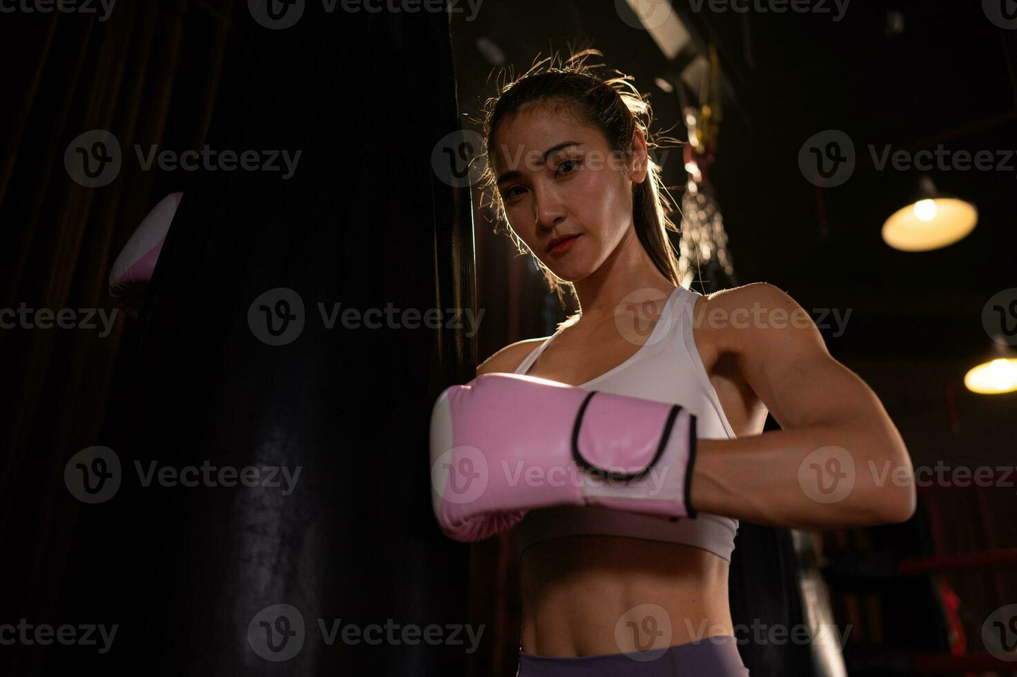 retrato de mujer aprendizaje muay tailandés a construir arriba el fuerza de el cuerpo y utilizar eso para autodefensa. foto