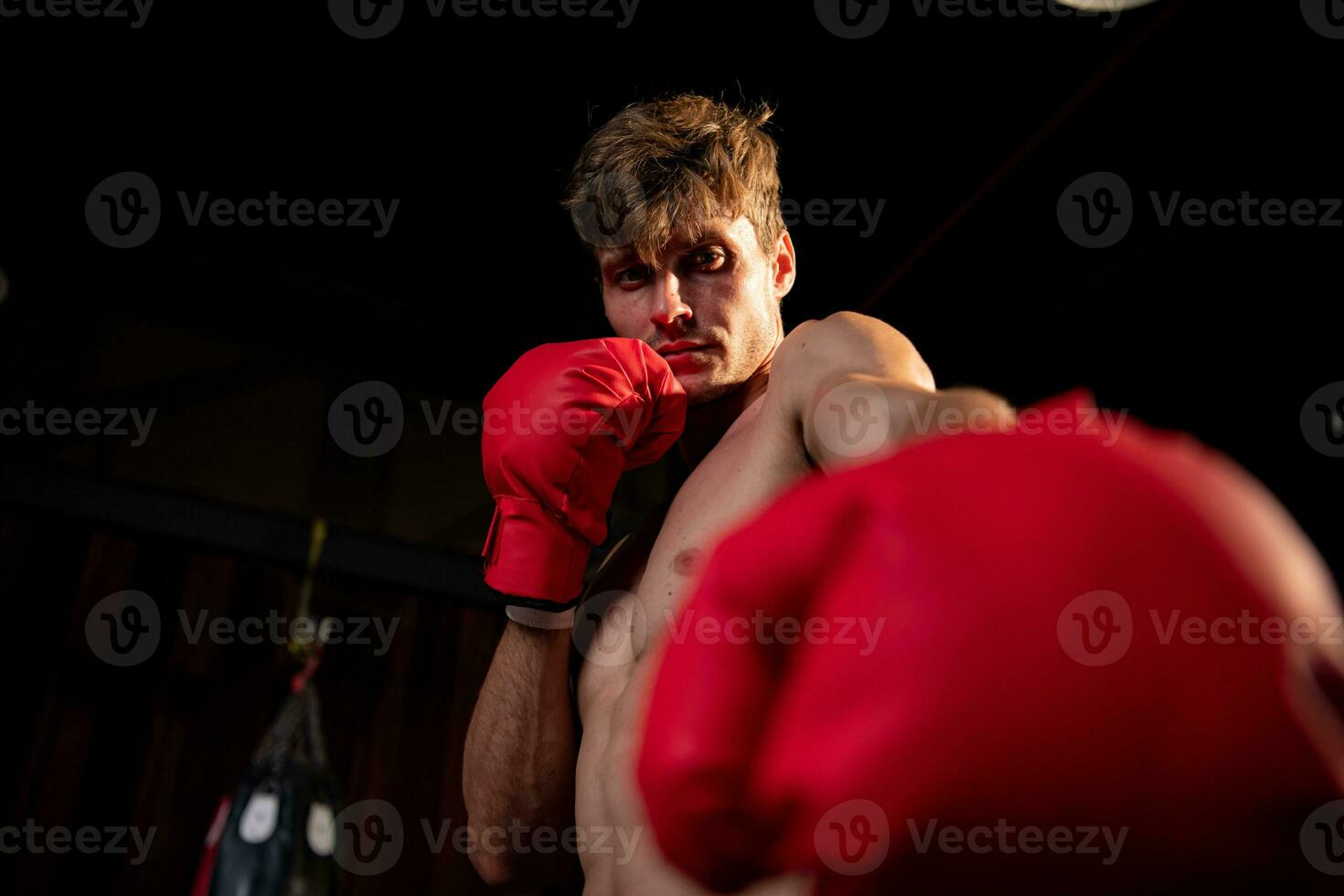 muay tailandés, tailandés marcial letras ese extranjeros son interesado en aprendizaje y practicando para autodefensa o como un profesional Boxer quien peleas en el escenario. foto