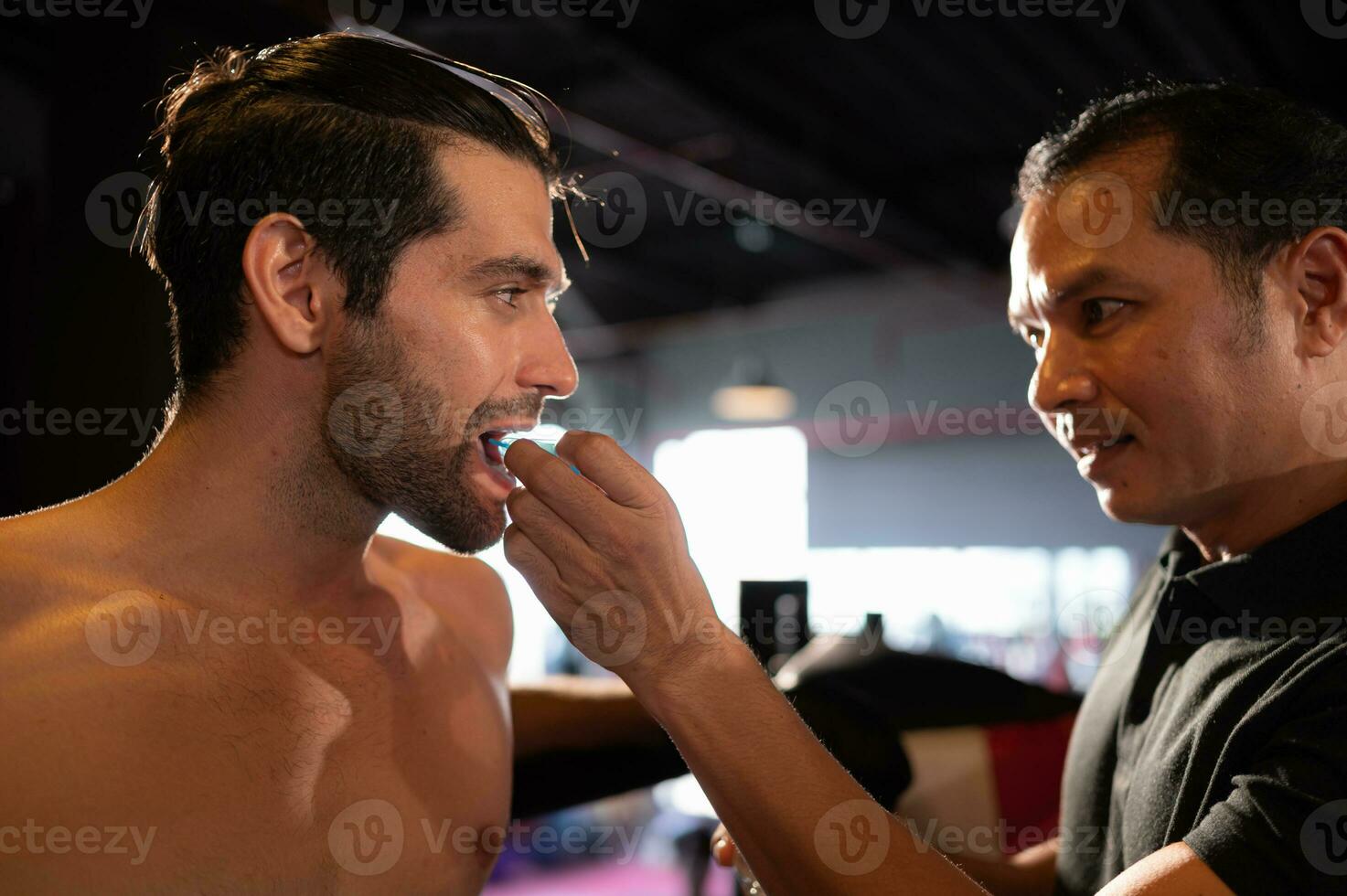 el Boxer debe vestir un diente collar antes de el lucha a evitar el riesgo de lesión desde dientes chocando cuando perforado en el barbilla o rostro, muay tailandés, tailandés marcial letras. foto