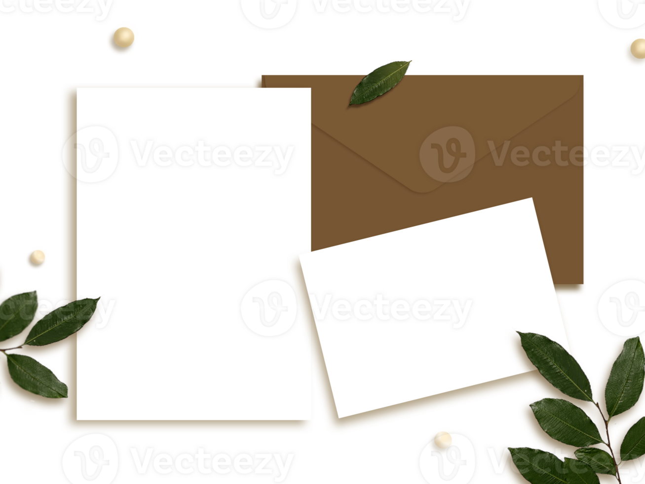 cartes modèle disposition avec enveloppe, perles et feuilles sur blanc Contexte. png