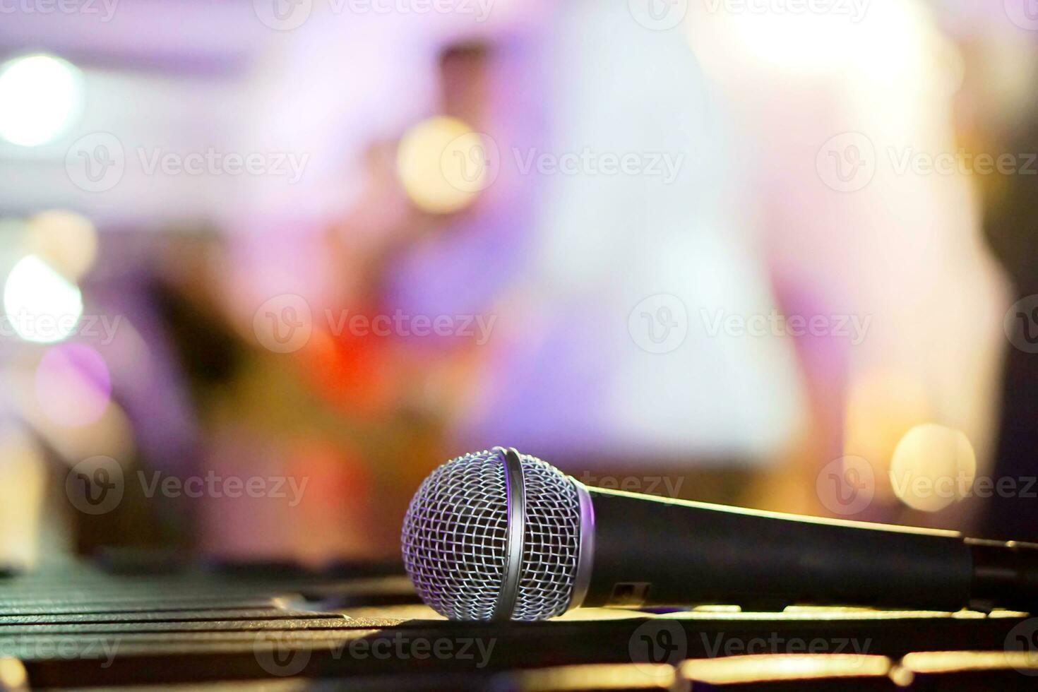 de cerca micrófono en negro mesa en un fiesta y borroso antecedentes. foto