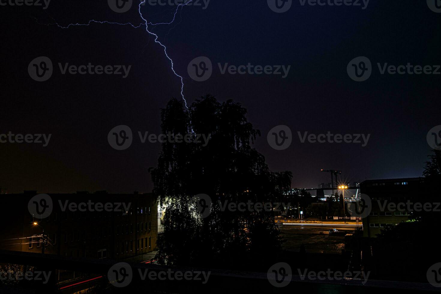 hermosa noche verano suburbano paisaje con tormenta y relámpago foto