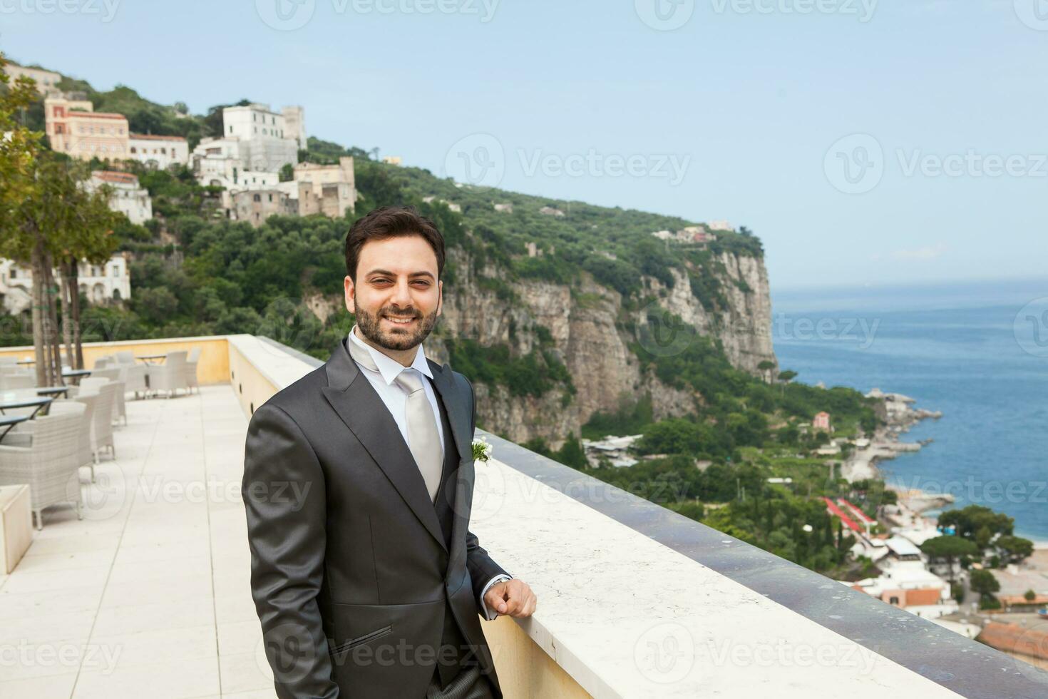 joven italiano novio antes de matrimonio en sorrento península. foto