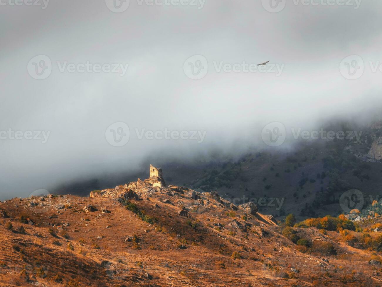 hermosa dramático paisaje naturaleza ver en el montañas. antiguo osetio batalla torre en el brumoso montañas. digoría región. norte osetia, Rusia. foto