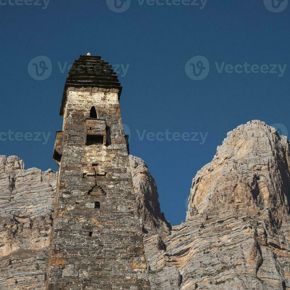 soleado tarde en el Cáucaso montañas. medieval torre complejo nii, uno de el auténtico medieval tipo castillo torre pueblos, situado en el extremidad de el montaña rango en ingushetia, Rusia. foto