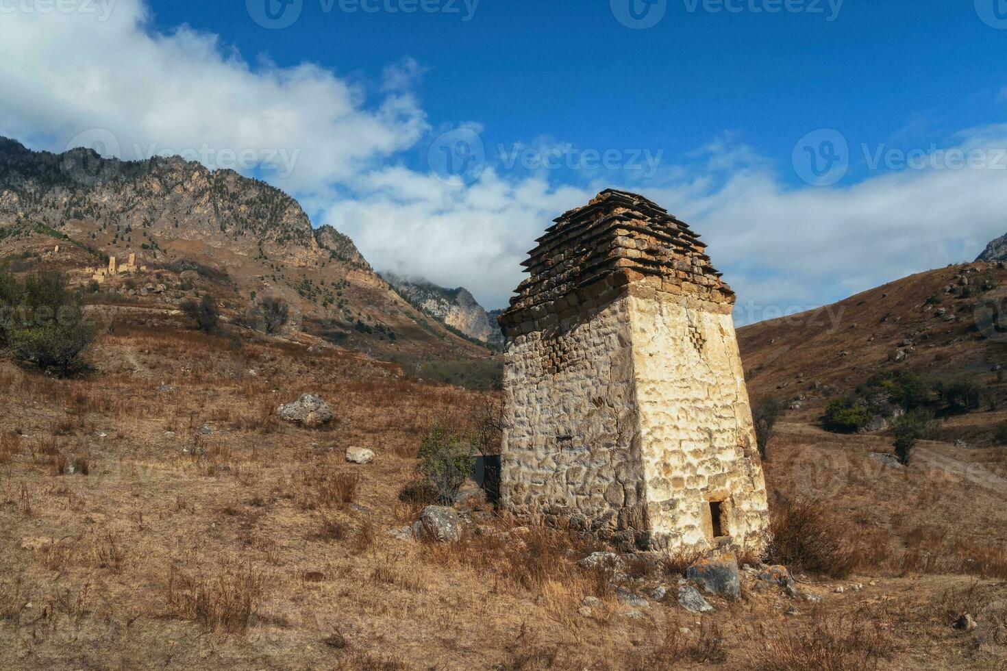 antiguo mágico torres complejo, uno de el mas grande medieval tipo castillo torre pueblos, situado en el extremidad de el montaña rango en ingushetia, Rusia. antiguo familia cripta. foto