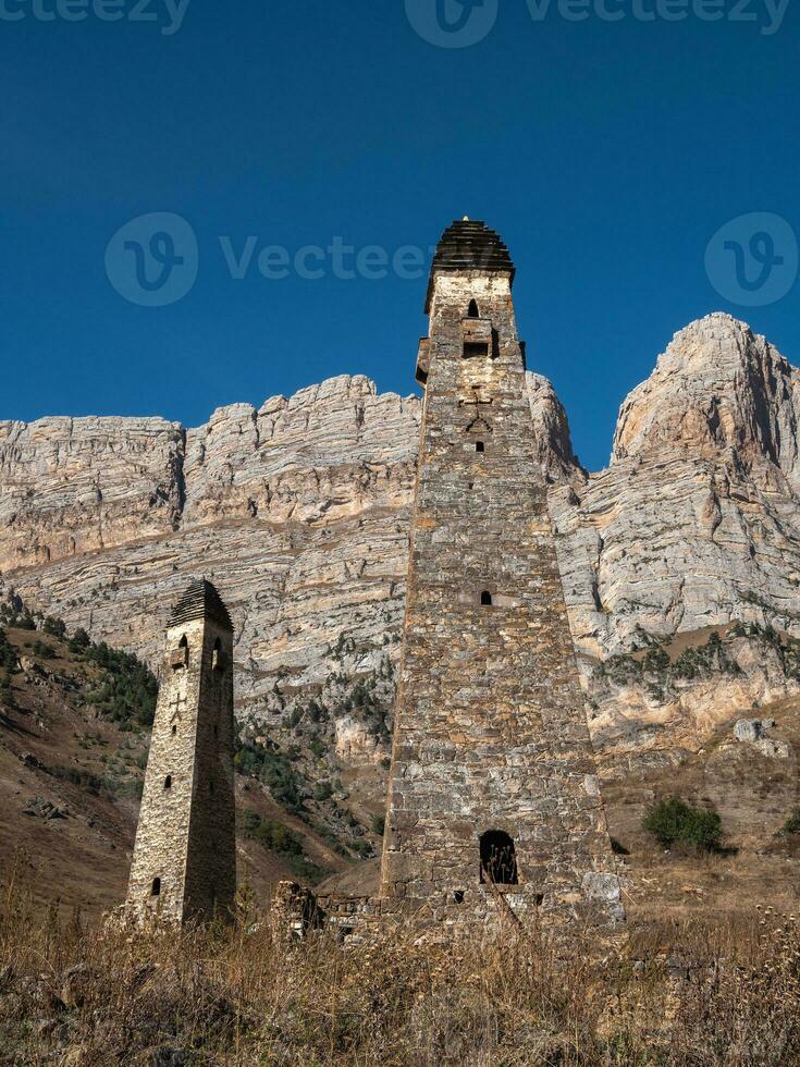soleado tarde en el Cáucaso montañas. medieval torre complejo nii, uno de el auténtico medieval tipo castillo torre pueblos, situado en el extremidad de el montaña rango en ingushetia, Rusia. foto