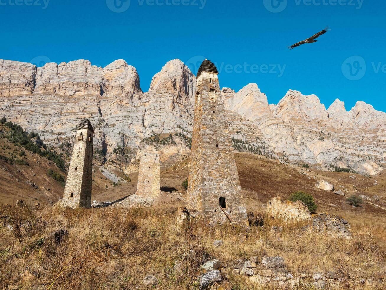 soleado tarde en el Cáucaso montañas. medieval torre complejo nii, uno de el auténtico medieval tipo castillo torre pueblos, situado en el jeyrakh distrito en ingushetia, Rusia. foto