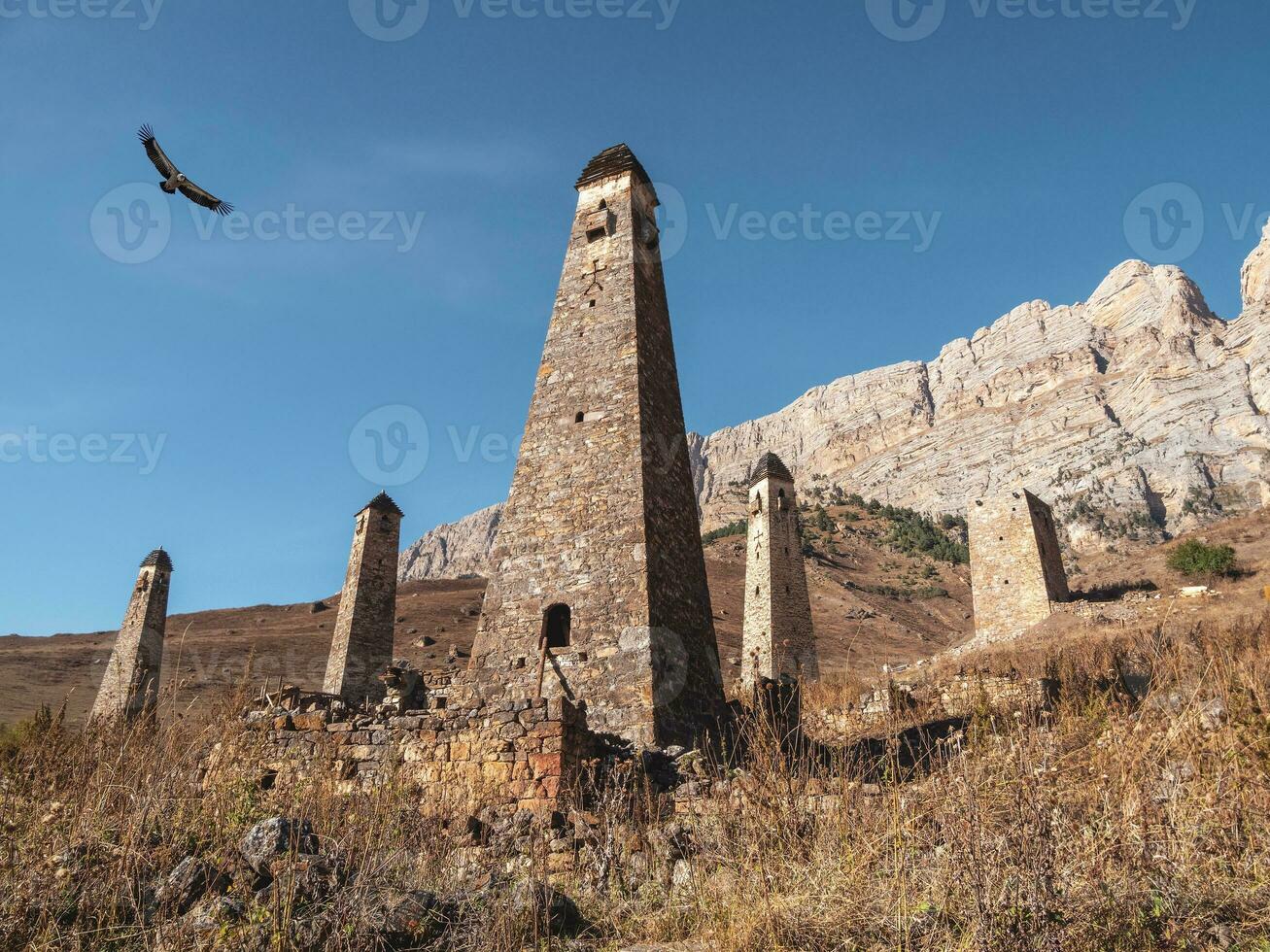 soleado tarde en el Cáucaso montañas. medieval torre complejo nii, uno de el auténtico medieval tipo castillo torre pueblos, situado en el extremidad de el montaña rango en ingushetia, Rusia. foto