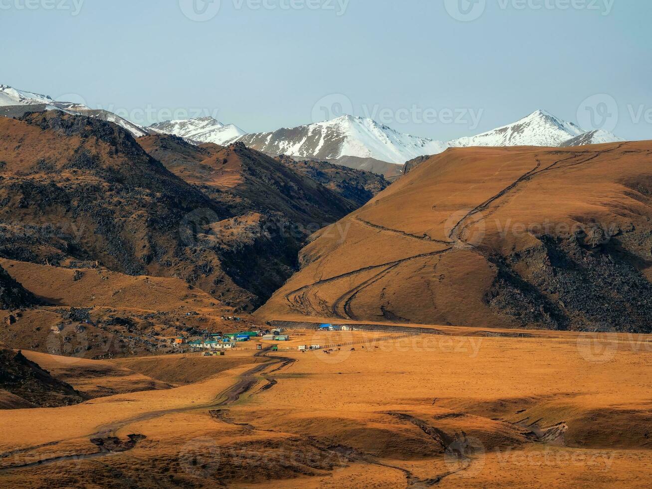 emmanuel Valle a el pie de montar elbrús alpino acampar a el foto