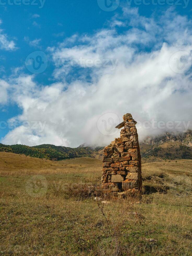 hermosa dramático paisaje naturaleza ver en el montañas. antiguo osetio batalla torre en el brumoso montañas. digoría región. norte osetia, Rusia. vertical vista. foto