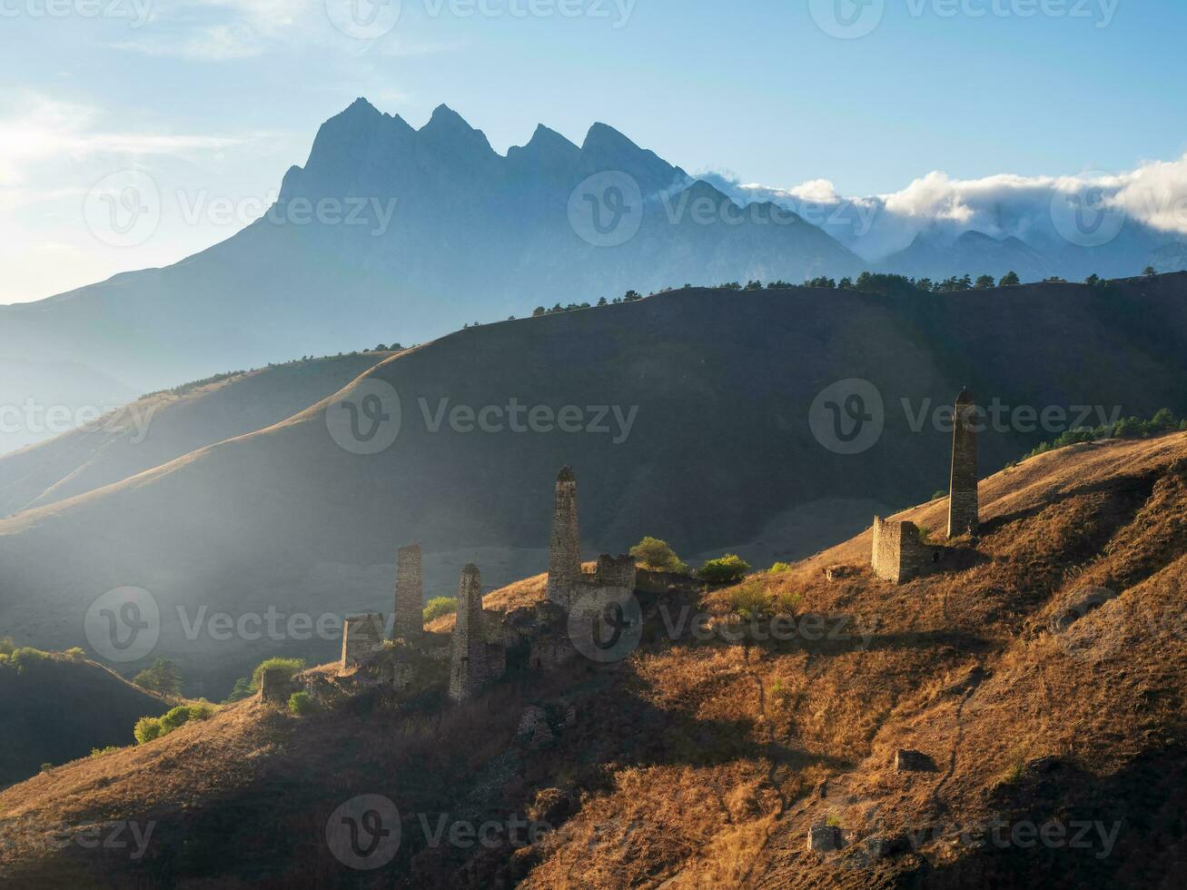 puesta de sol de Cáucaso montaña en el ingusetia el medieval batalla complejo jugando es conjunto en el parte superior de el rango. situado en el dzheyrakh región. Rusia. foto