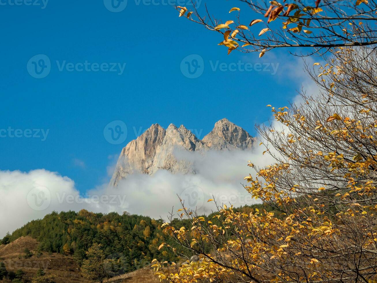 otoño montaña paisaje con puntiagudo rocas en un claro soleado día. otoño montaña paisaje de ingusetia foto