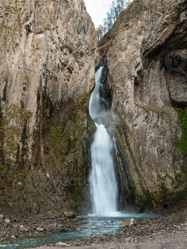 gil-su cascada en norte Cáucaso, Rusia. hermosa otoño paisaje. montañas en otoño Mañana. foto