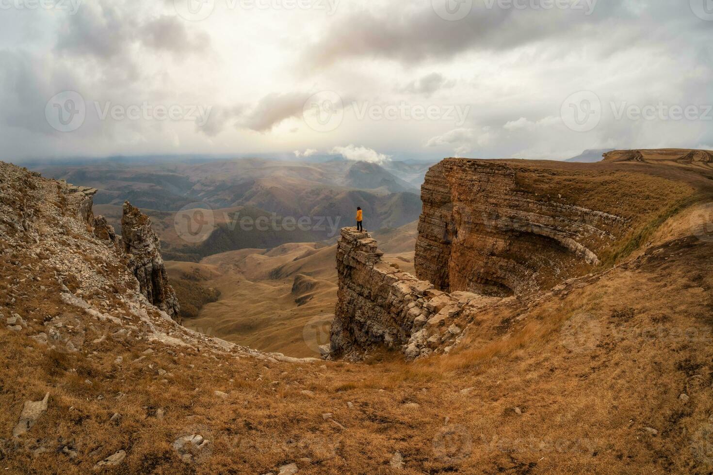 amanecer ver de bermamyt meseta rocas montañas en el borde de un acantilado en el distancia en dramático Mañana. atmosférico paisaje con siluetas de montañas. karachay-cherkesia, Cáucaso, Rusia. foto