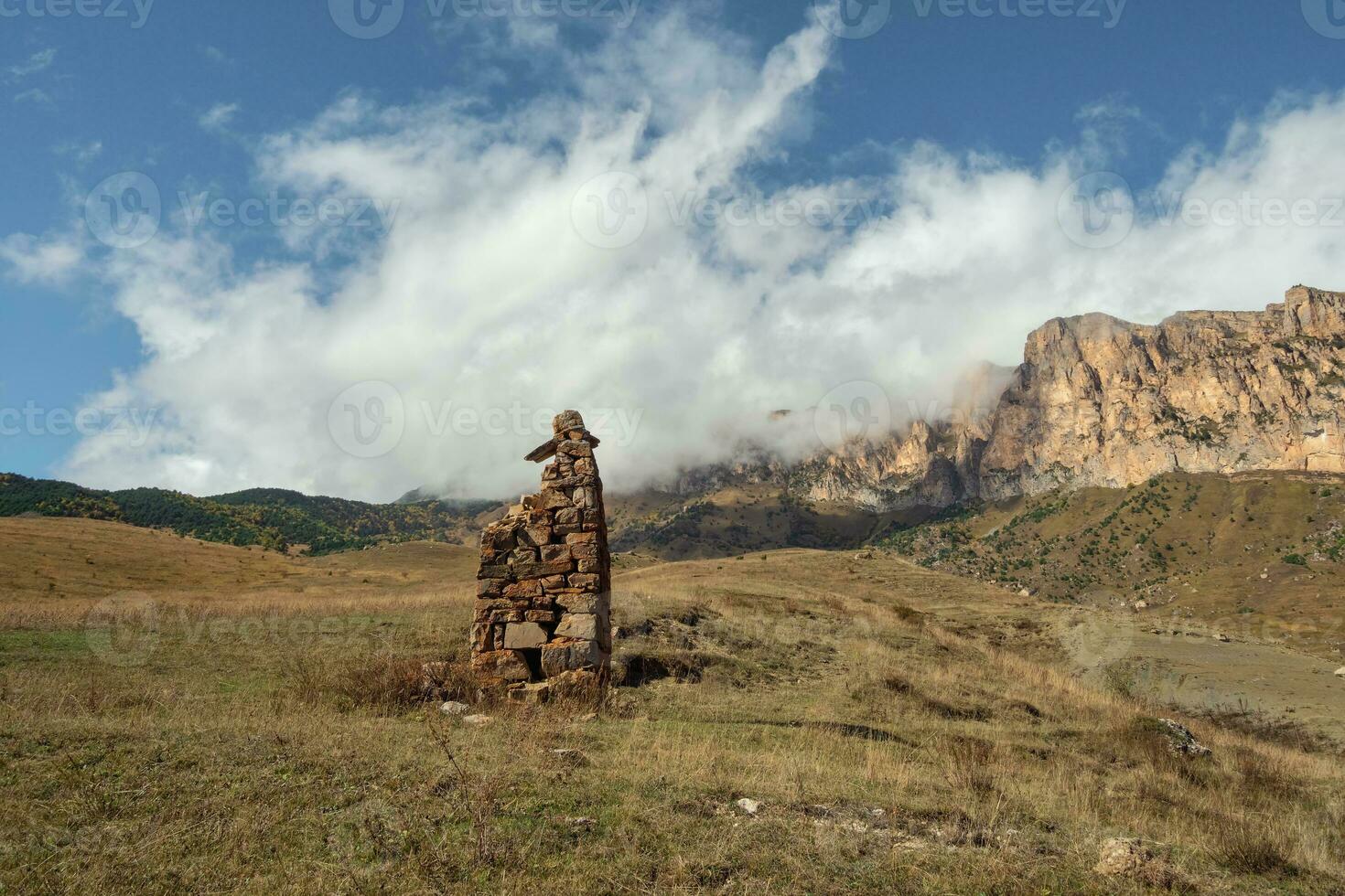 un antiguo Roca ídolo en el antecedentes de brumoso montañas. lápidas hecho de Roca. stur-digora región. norte osetia foto