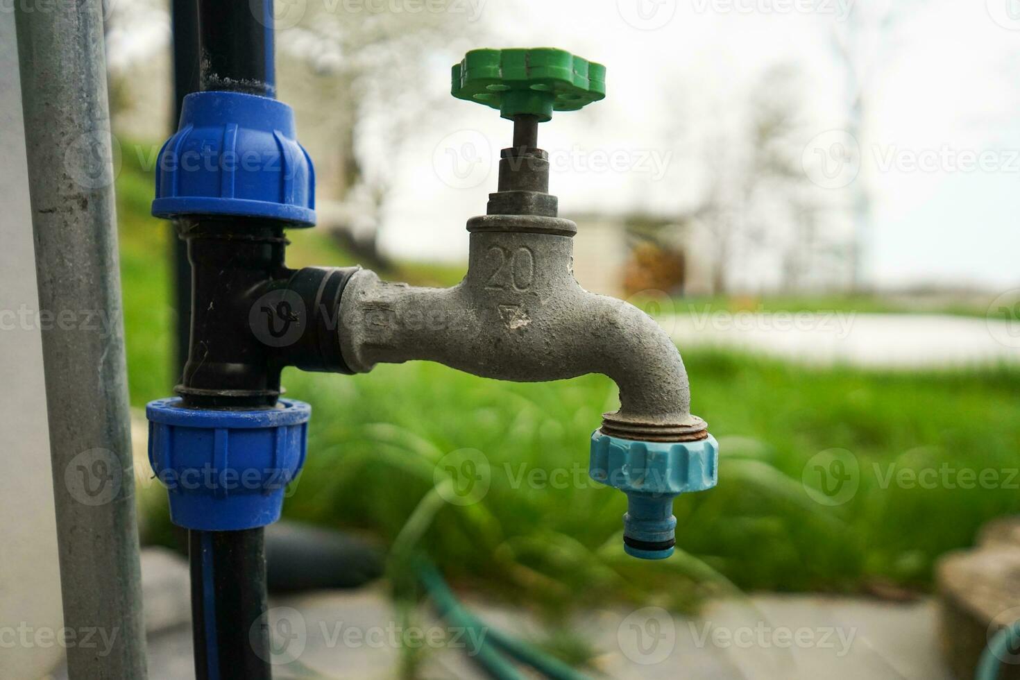 agua grifo en el jardín. cerca arriba de espiga, jardín grifo. fontanero en el jardín. foto