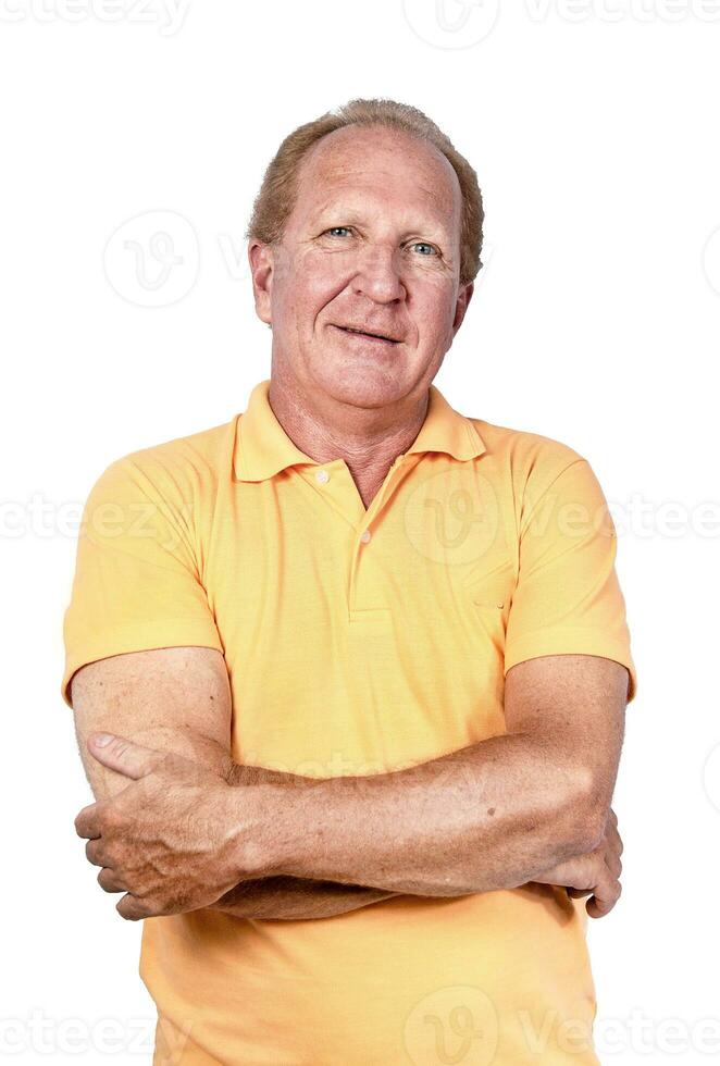 hermoso antiguo hombre en naranja camisa polo manos cruzado foto