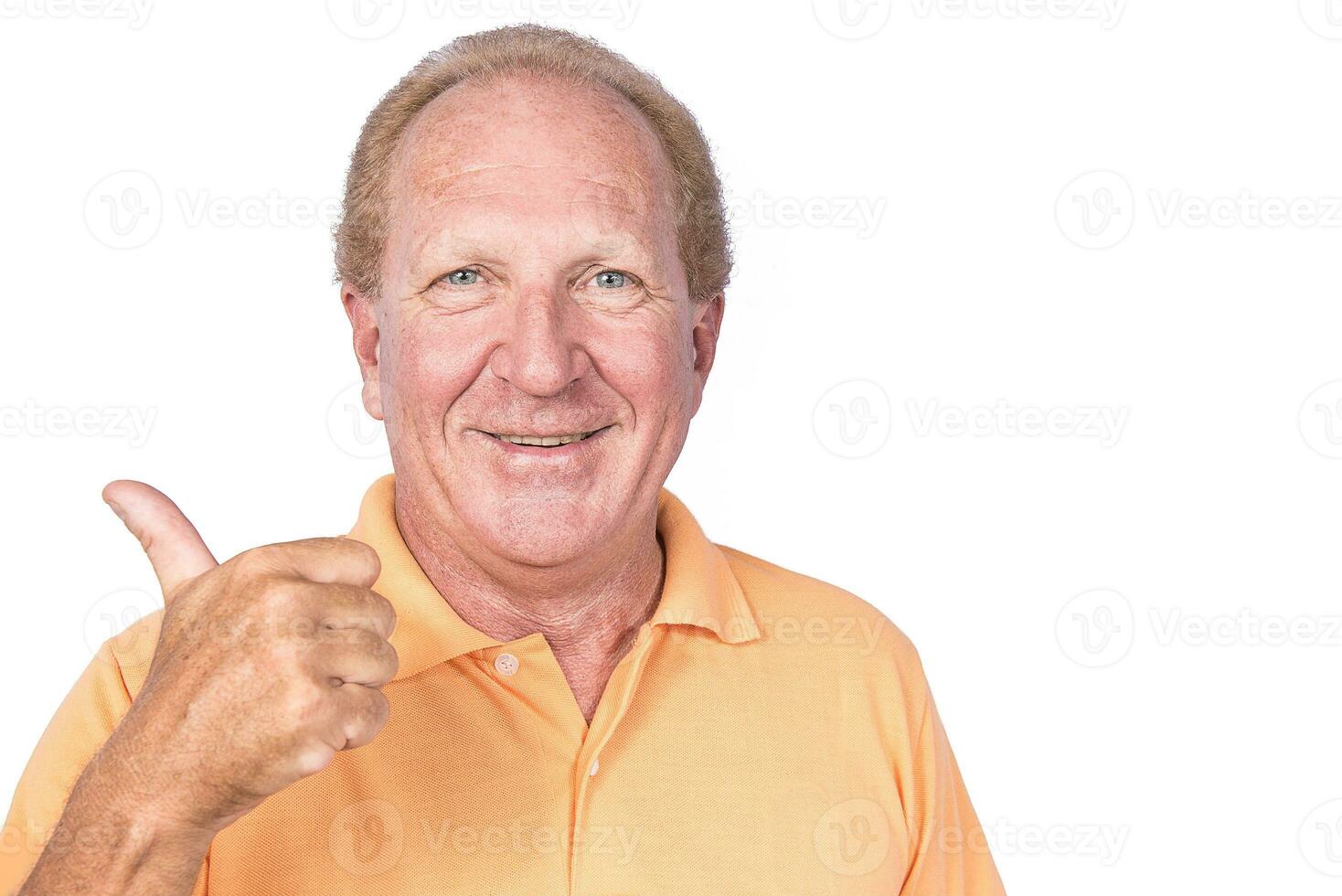 hermoso antiguo hombre en naranja camisa polo muestra pulgar arriba foto