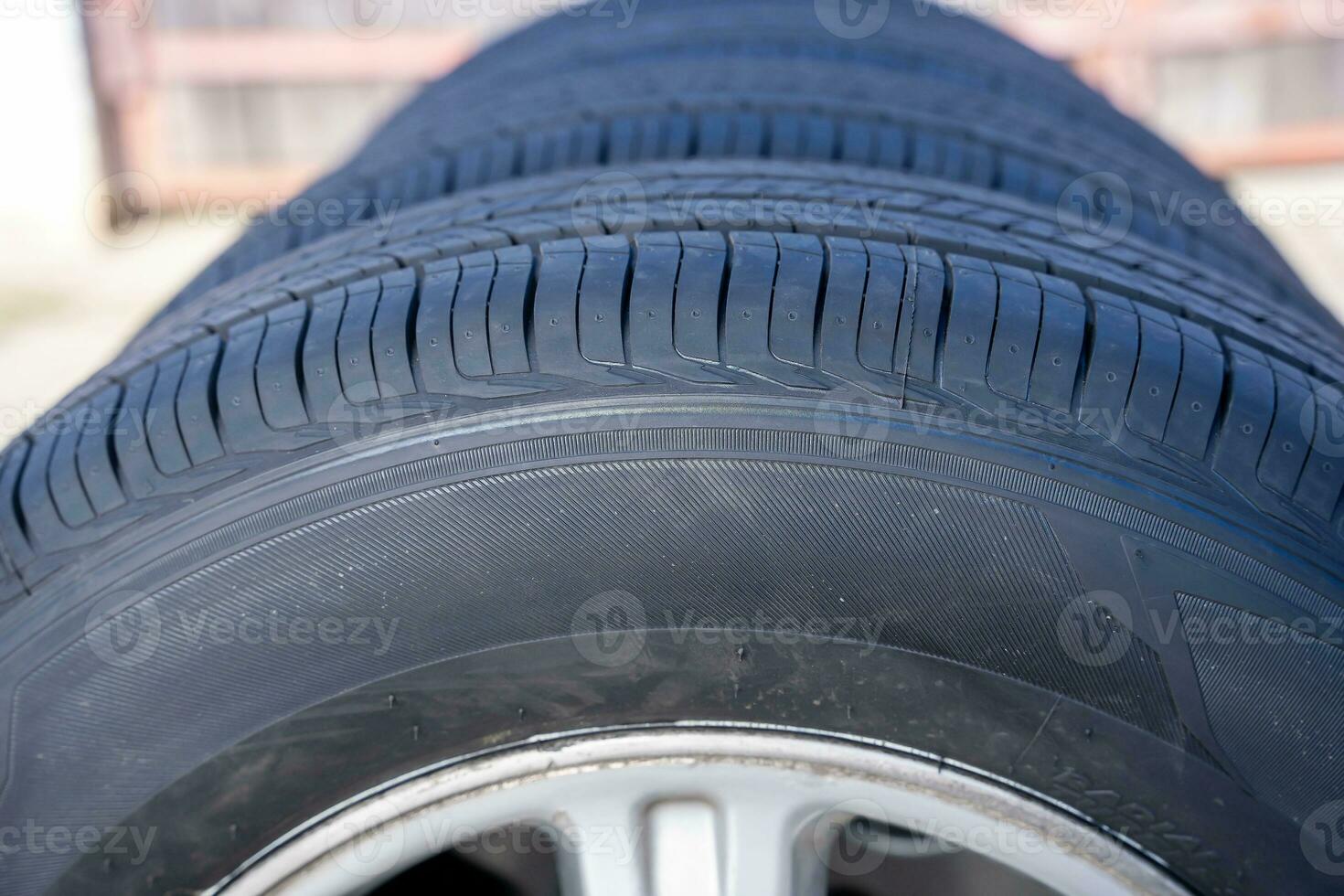 nuevo coche verano llantas en un fila. coche neumático huella de cerca. foto