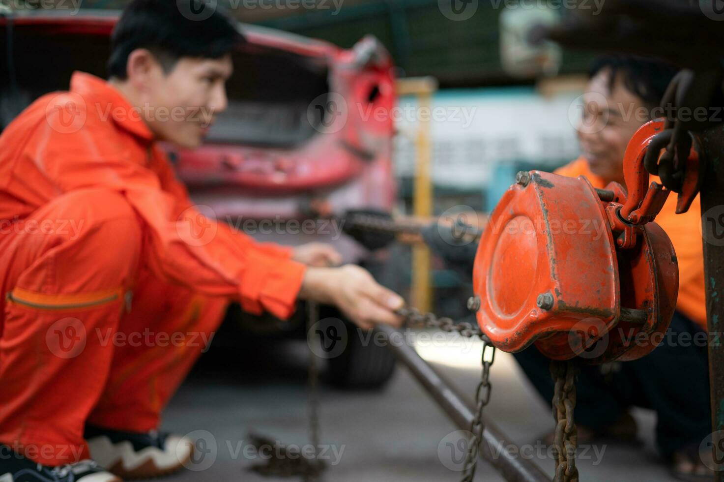 a regreso el automóvil cuerpo a sus ex forma, un auto reparar mecánico usos un máquina a Halar el coche cuerpo causado por un pesado colisión Hasta que eso es deformado. foto