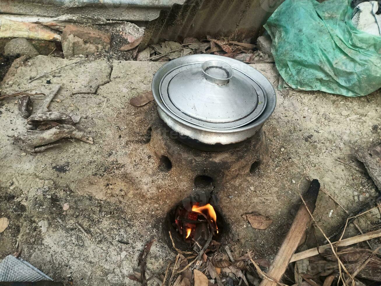 rural cocina. tradicional estufas usado por residentes en rural India, hecho de arcilla, alimentado con madera, Cocinando comida en suelo estufa con seco hojas y madera en pueblo foto